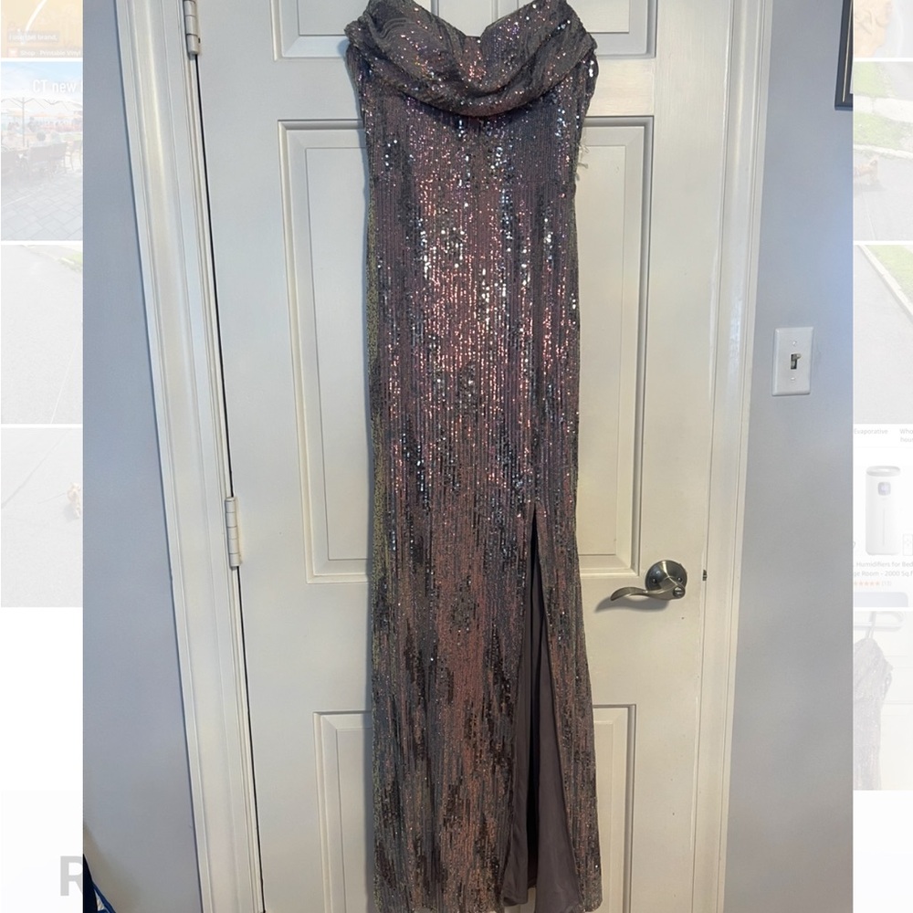 Fashion Nova Sequin Maxi Dress - Silver
Dress is a large but looks like a medium